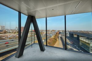 Uitzicht vanuit een kantoorpand aan de Joan Muyskenweg op de snelweg en omliggende gebouwen in Amsterdam.